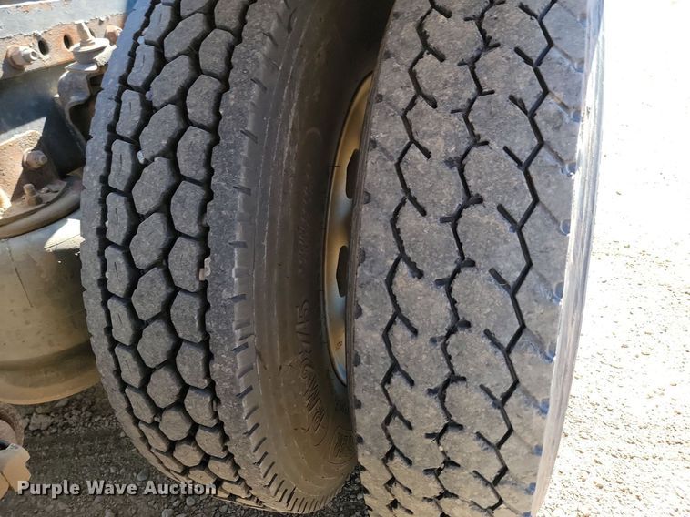 image for item ML9474 1995 Freightliner FLD120  semi truck