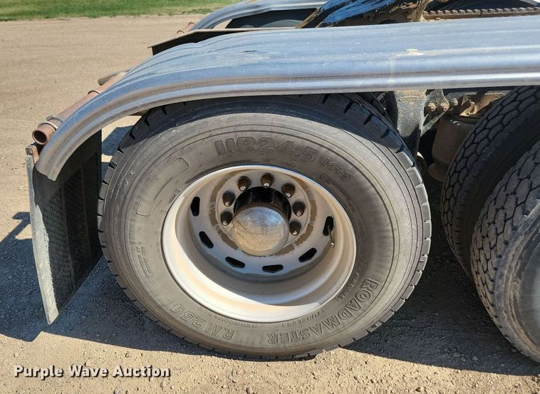 image for item ML9474 1995 Freightliner FLD120  semi truck