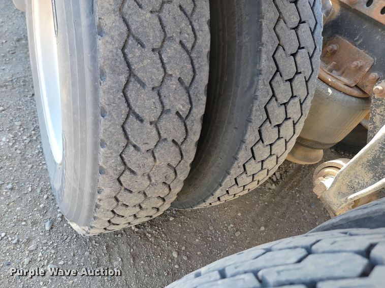 image for item ML9474 1995 Freightliner FLD120  semi truck