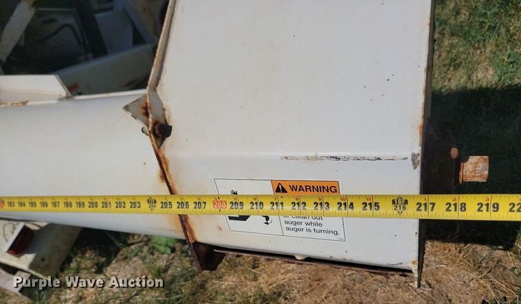 image for item ML9476 Willmar Side Shooter 16  fertilizer delivery bed