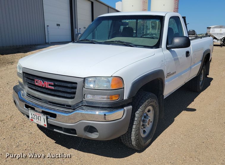 image for item ML9484 2004 GMC Sierra 2500HD  pickup truck