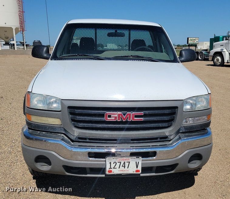 image for item ML9484 2004 GMC Sierra 2500HD  pickup truck