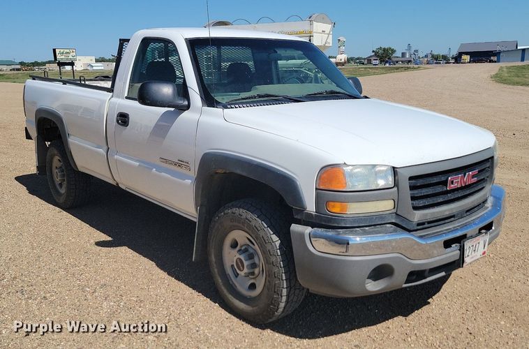 image for item ML9484 2004 GMC Sierra 2500HD  pickup truck