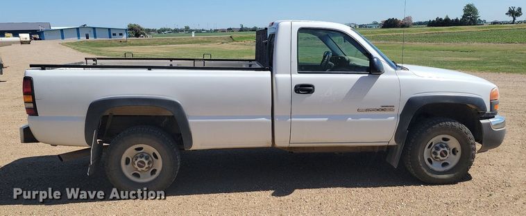 image for item ML9484 2004 GMC Sierra 2500HD  pickup truck