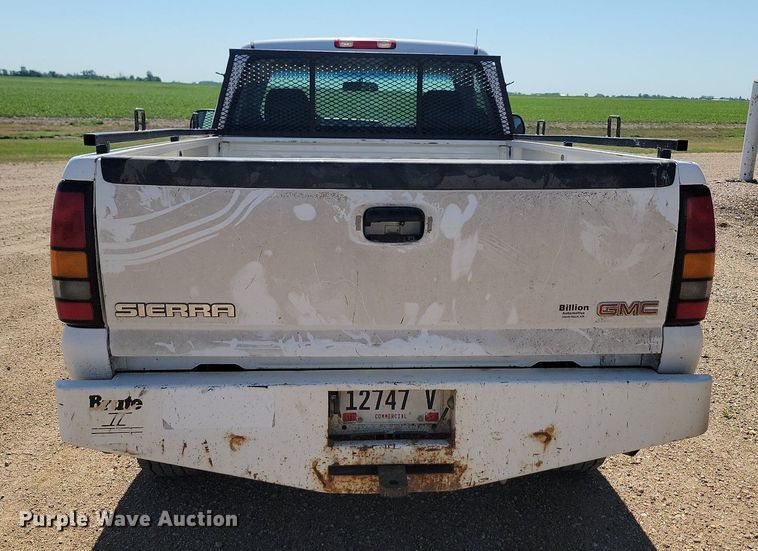 image for item ML9484 2004 GMC Sierra 2500HD  pickup truck