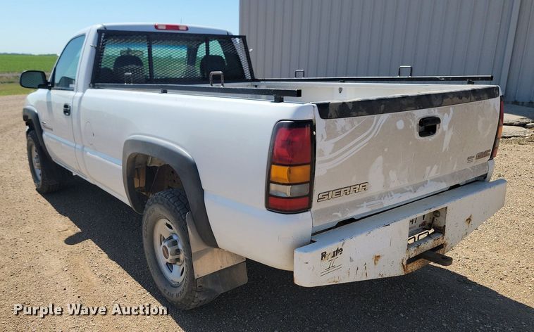 image for item ML9484 2004 GMC Sierra 2500HD  pickup truck