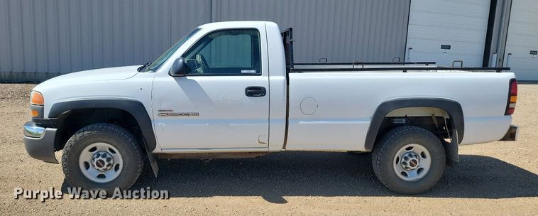 image for item ML9484 2004 GMC Sierra 2500HD  pickup truck