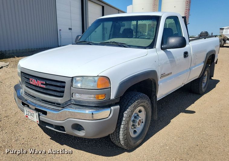 image for item ML9484 2004 GMC Sierra 2500HD  pickup truck