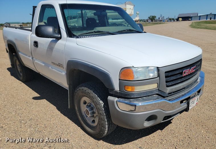 image for item ML9484 2004 GMC Sierra 2500HD  pickup truck