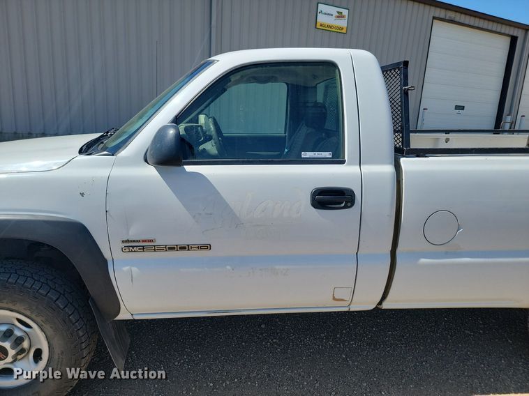 image for item ML9484 2004 GMC Sierra 2500HD  pickup truck