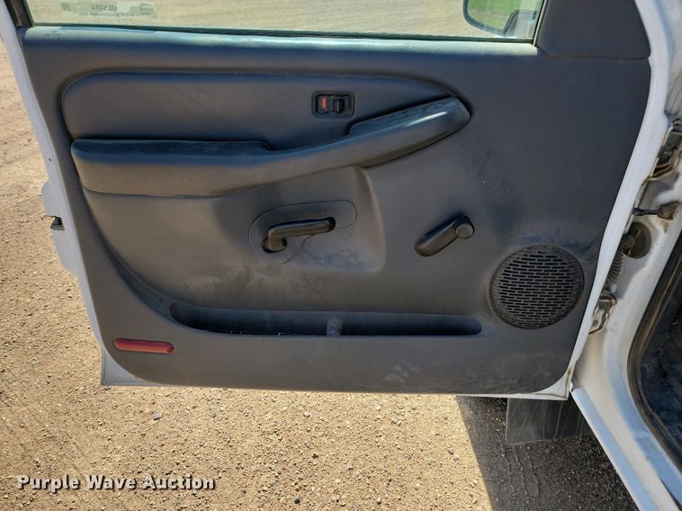 image for item ML9484 2004 GMC Sierra 2500HD  pickup truck