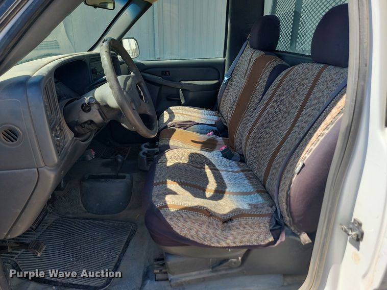 image for item ML9484 2004 GMC Sierra 2500HD  pickup truck