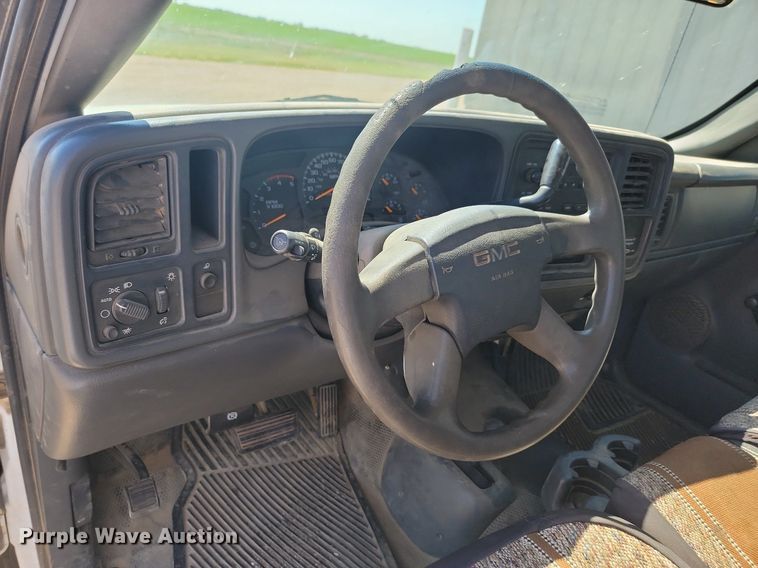 image for item ML9484 2004 GMC Sierra 2500HD  pickup truck