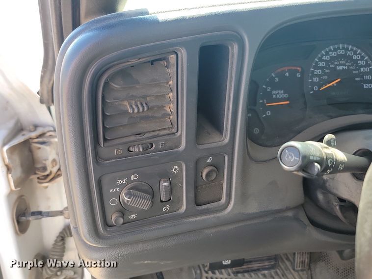 image for item ML9484 2004 GMC Sierra 2500HD  pickup truck