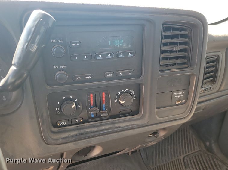 image for item ML9484 2004 GMC Sierra 2500HD  pickup truck