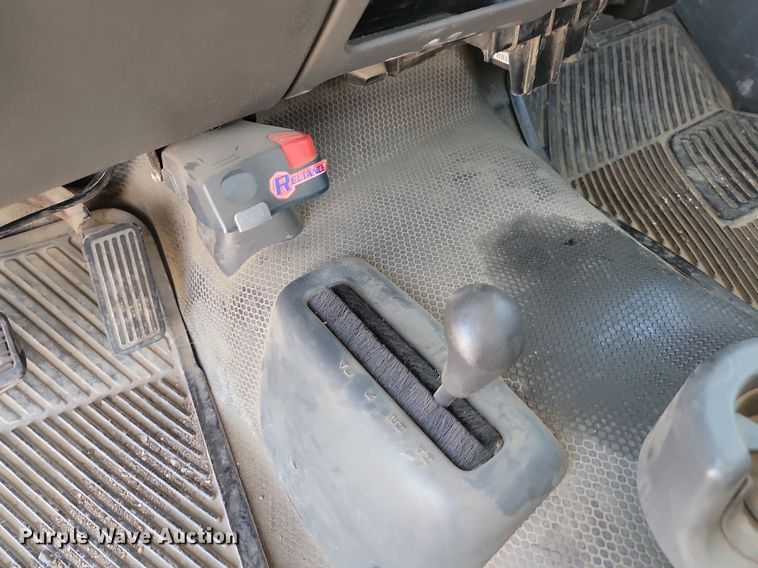 image for item ML9484 2004 GMC Sierra 2500HD  pickup truck