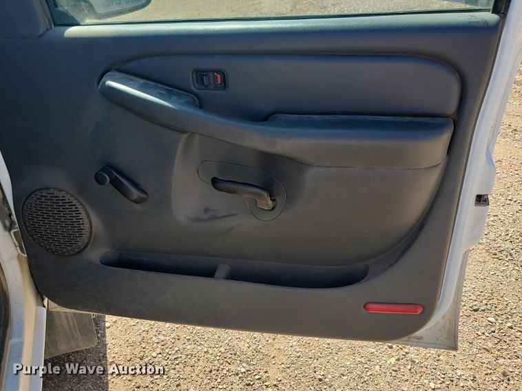 image for item ML9484 2004 GMC Sierra 2500HD  pickup truck