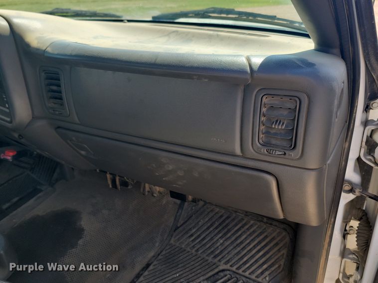 image for item ML9484 2004 GMC Sierra 2500HD  pickup truck