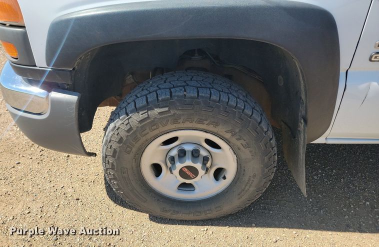 image for item ML9484 2004 GMC Sierra 2500HD  pickup truck