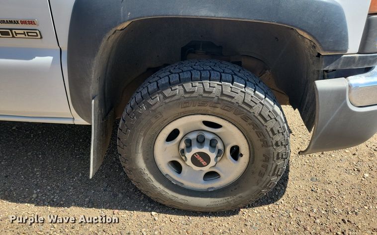 image for item ML9484 2004 GMC Sierra 2500HD  pickup truck