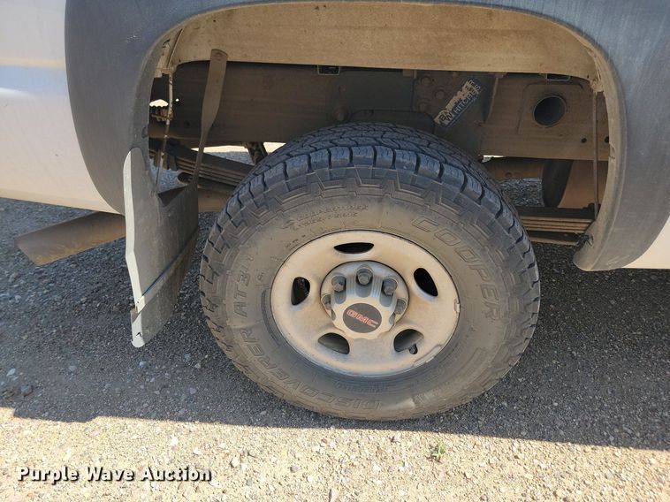 image for item ML9484 2004 GMC Sierra 2500HD  pickup truck