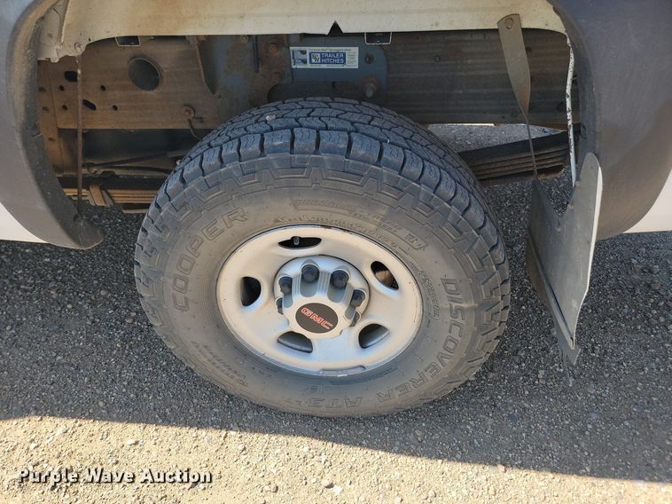 image for item ML9484 2004 GMC Sierra 2500HD  pickup truck