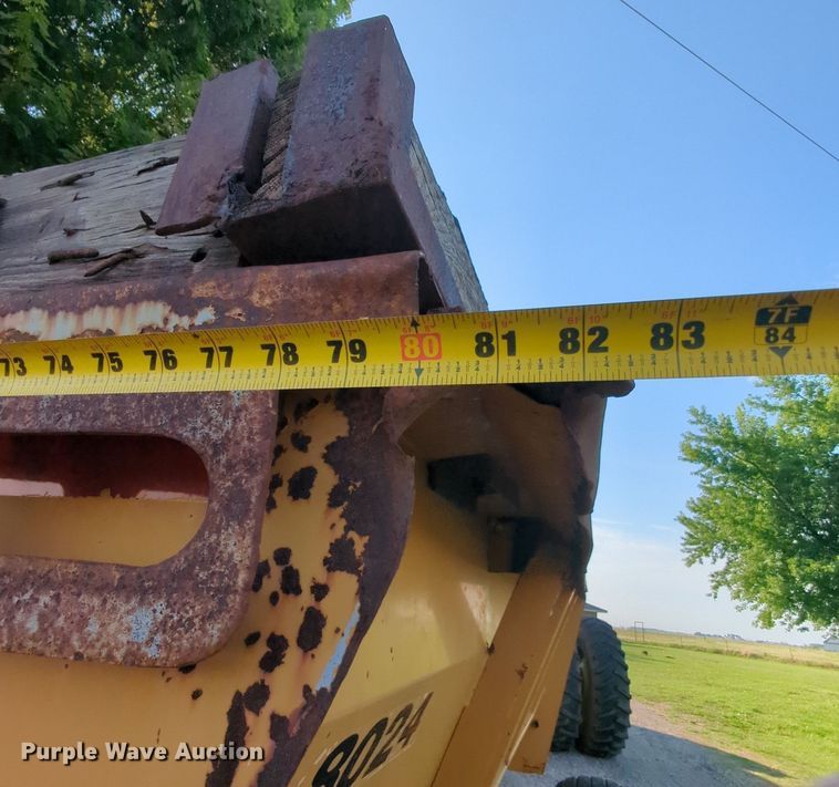 image for item MY9391 Knight 8024  manure spreader