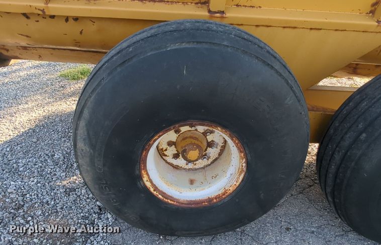 image for item MY9391 Knight 8024  manure spreader