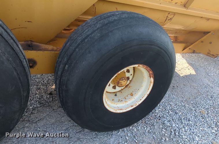 image for item MY9391 Knight 8024  manure spreader