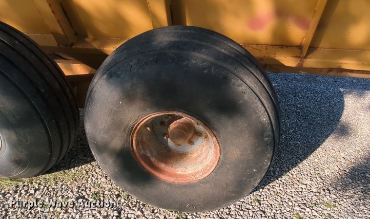 image for item MY9391 Knight 8024  manure spreader