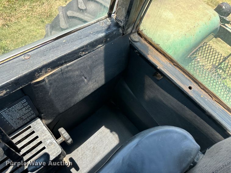 image for item NE9032 1981 John Deere 8640  4WD tractor