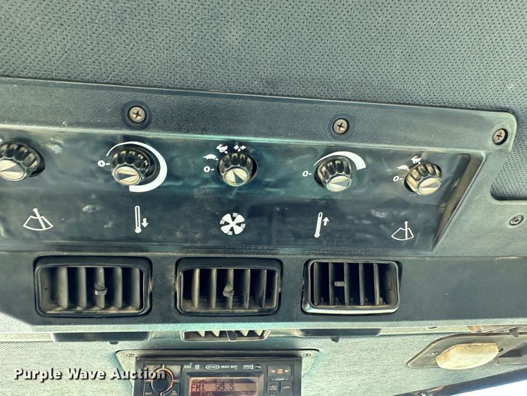 image for item NE9032 1981 John Deere 8640  4WD tractor