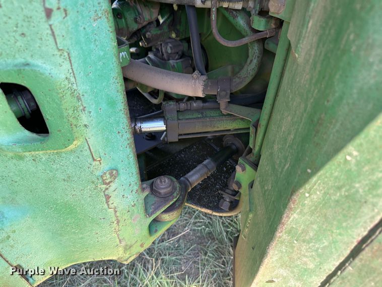 image for item NE9032 1981 John Deere 8640  4WD tractor