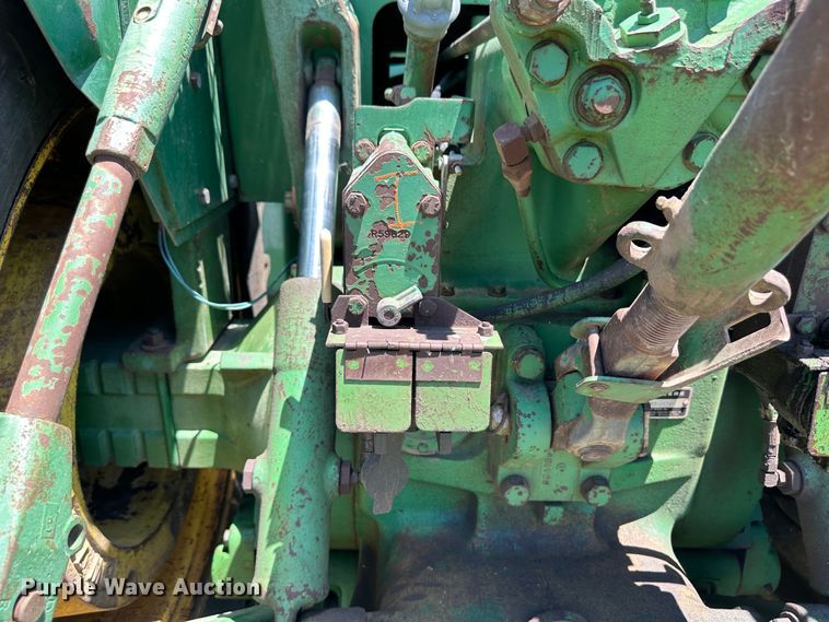 image for item NE9032 1981 John Deere 8640  4WD tractor