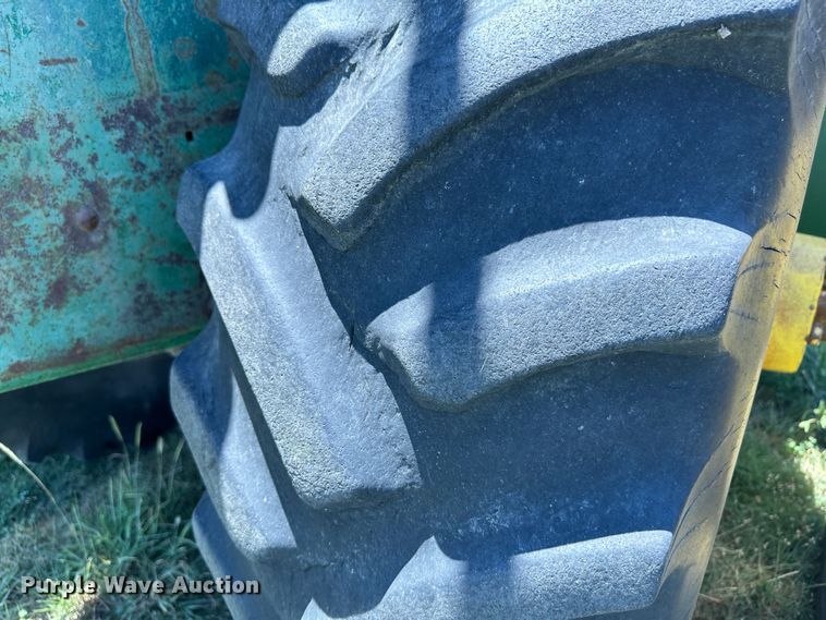 image for item NE9032 1981 John Deere 8640  4WD tractor