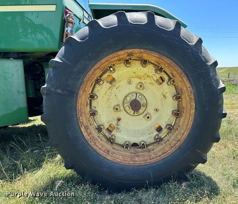 image for item NE9032 1981 John Deere 8640  4WD tractor