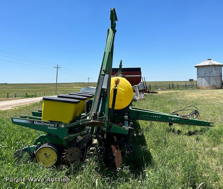 image for item NE9036 John Deere 7200  planter