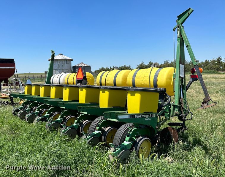 image for item NE9036 John Deere 7200  planter