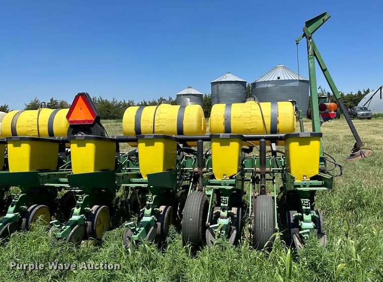 image for item NE9036 John Deere 7200  planter