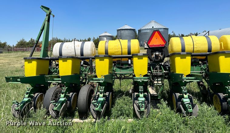image for item NE9036 John Deere 7200  planter