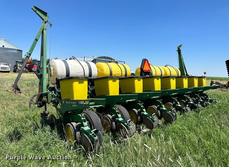 image for item NE9036 John Deere 7200  planter