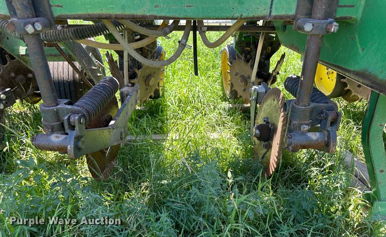 image for item NE9036 John Deere 7200  planter