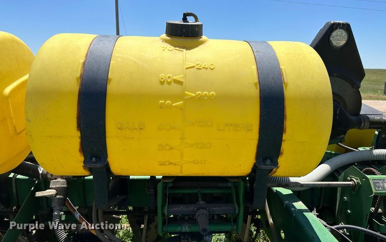 image for item NE9036 John Deere 7200  planter