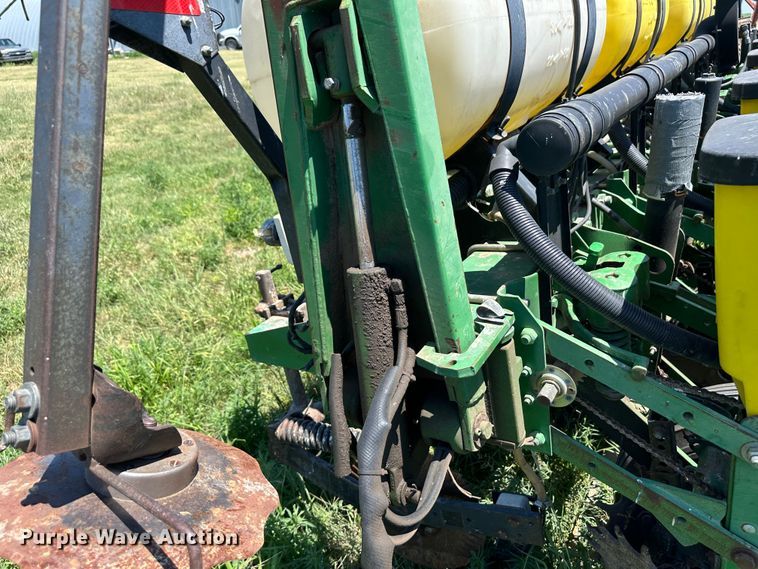 image for item NE9036 John Deere 7200  planter