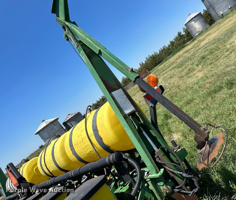 image for item NE9036 John Deere 7200  planter