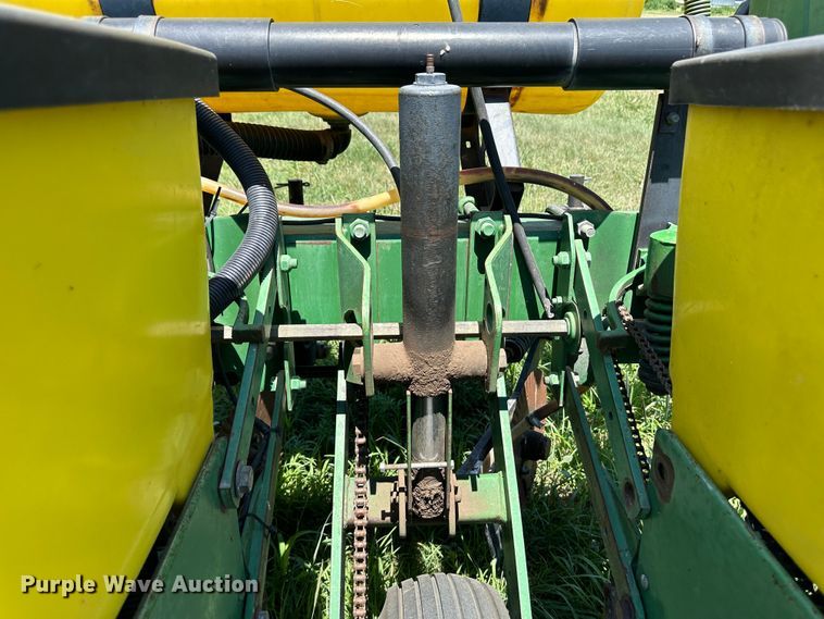 image for item NE9036 John Deere 7200  planter