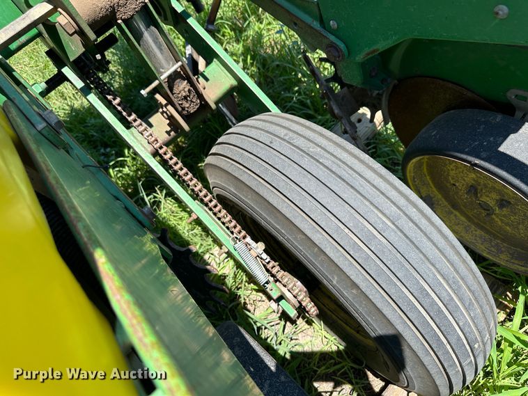 image for item NE9036 John Deere 7200  planter