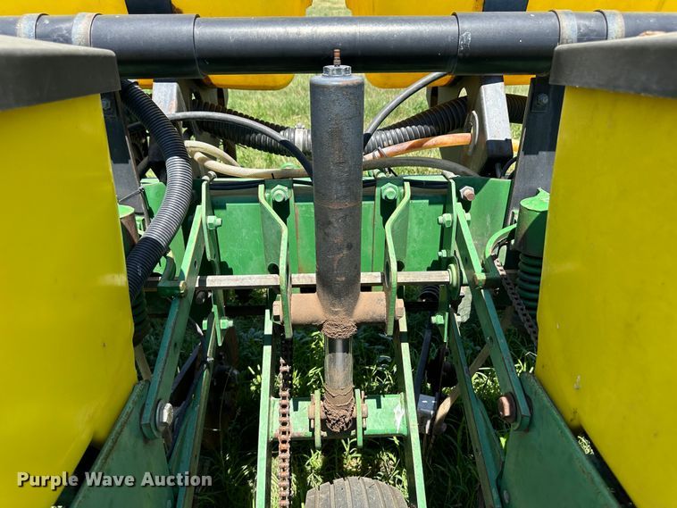 image for item NE9036 John Deere 7200  planter