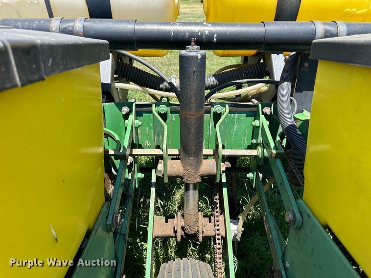 image for item NE9036 John Deere 7200  planter