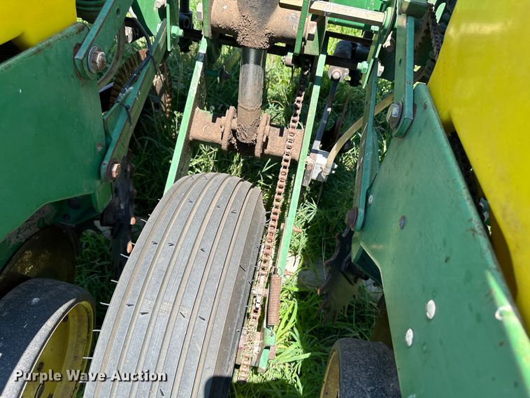 image for item NE9036 John Deere 7200  planter